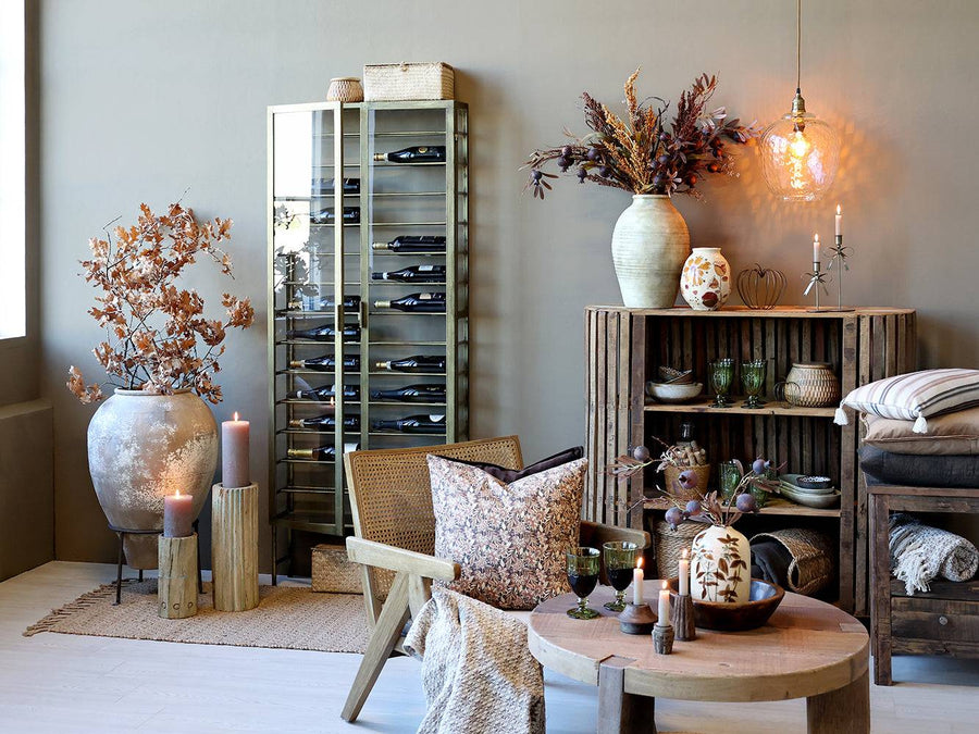 Hangulatos nappali dekorációval és gyertyafényben, Old French üveg függeszték lámpa meleg fényével.