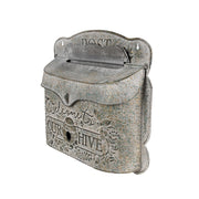 Oldalnézet az Old Post kollekció vintage stílusú dekor postaládájáról nyitott bedobónyílással.