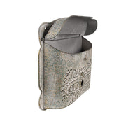 Nyitott postaláda szögből fotózva, látható belső térrel és antikolt fém felülettel.