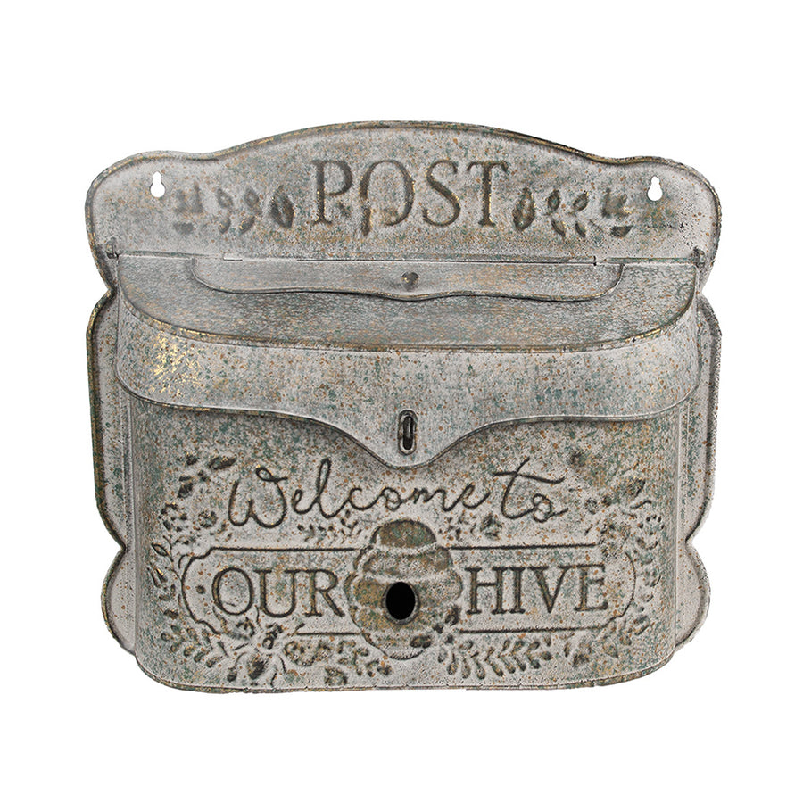 Antik hatású, szürke fém postaláda dombornyomott mintával és „Welcome to our hive” felirattal.