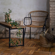 LED-es olíva girland rusztikus asztalon, meleg fehér fényekkel