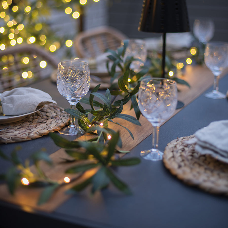 Mediterrán hangulatú asztaldekoráció LED olíva girlanddal