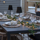 Hangulatos kerti asztal LED-es olíva girland dekorációval