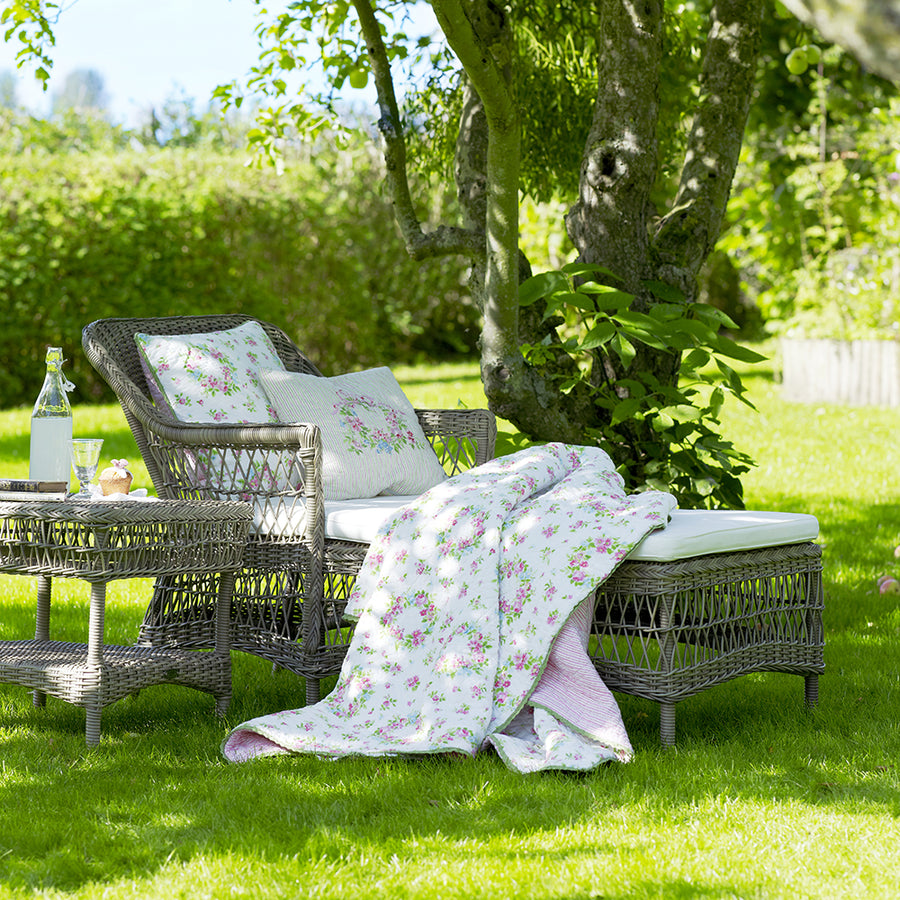 Antikszürke színű, műrattan napozóágy.