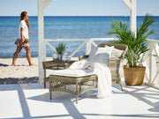 Antikszürke színű, műrattan napozóágy.