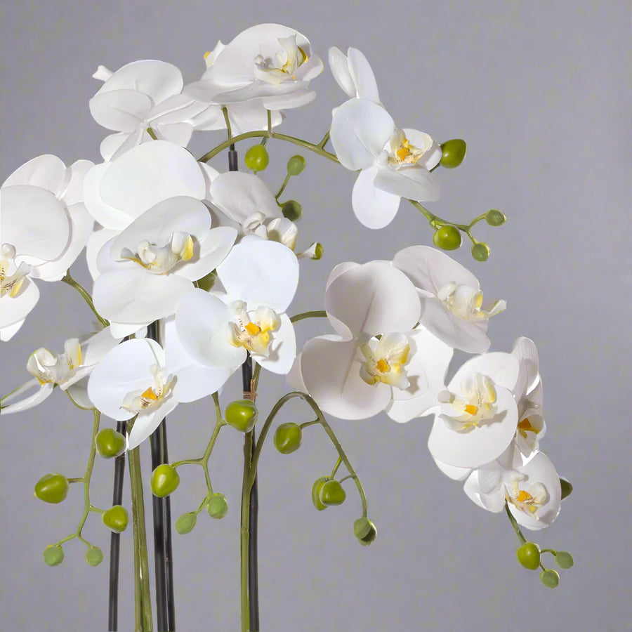 Élethű fehér mű orchidea skandináv stílusú kaspóban