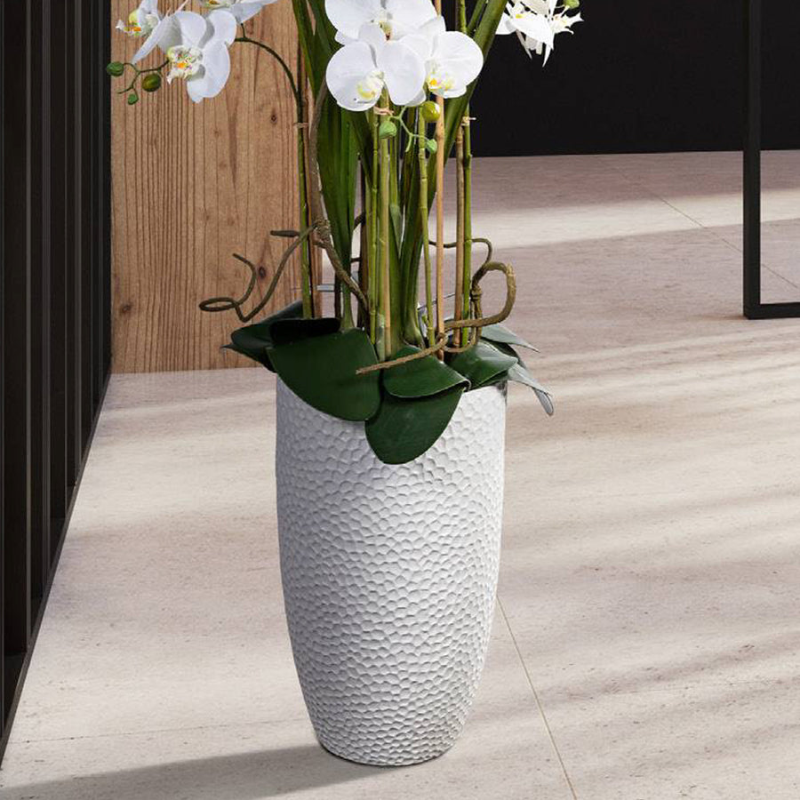 Fehér kerámia kaspó részlete óriás orchideával