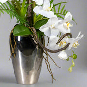 Elegáns ezüst kerámia váza fehér orchidea kompozícióval.