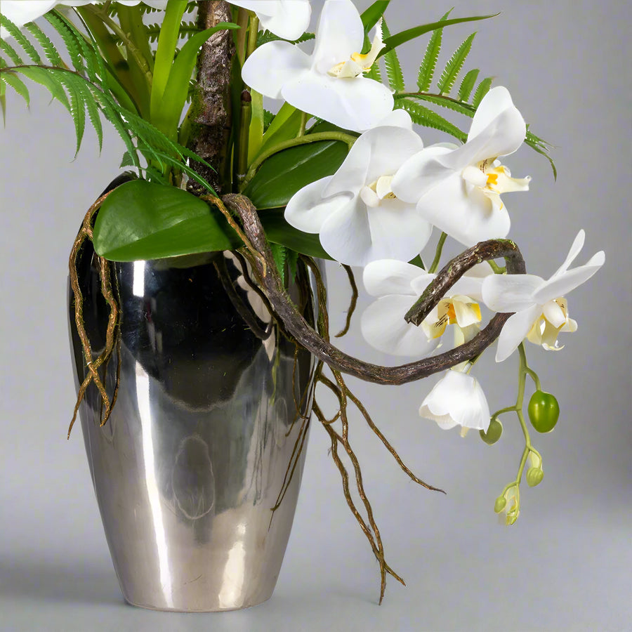 Elegáns ezüst kerámia váza fehér orchidea kompozícióval.