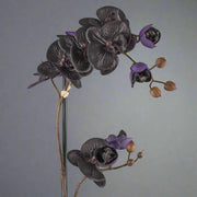 Elegáns fekete mű orchidea íves szárral és bimbókkal