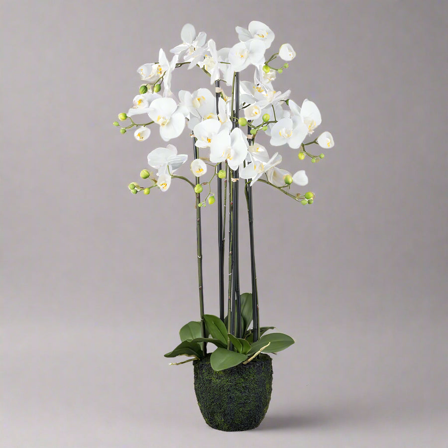Teljes méretű fehér mű orchidea Real Touch technológiával, elegáns kompozícióban.