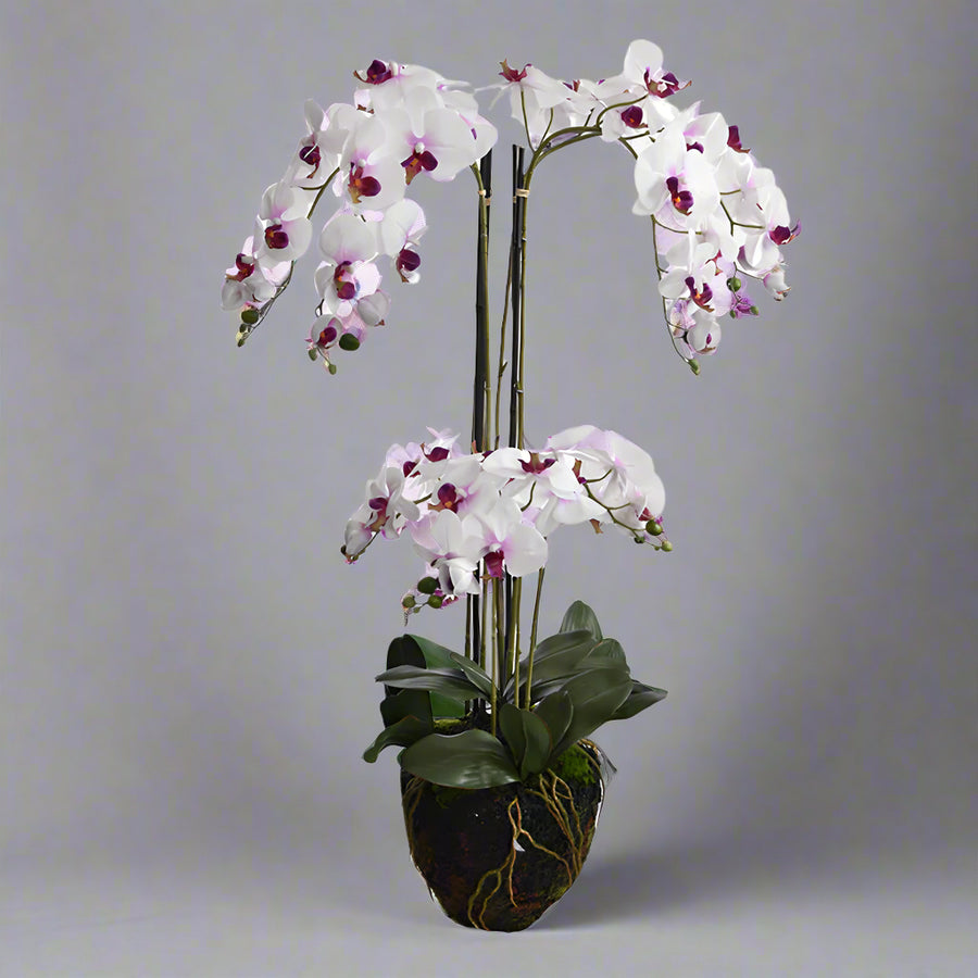 Teljes kompozíció: ORCHID lilásfehér mű orchidea 104 cm, dekoratív földlabdás kialakítással.