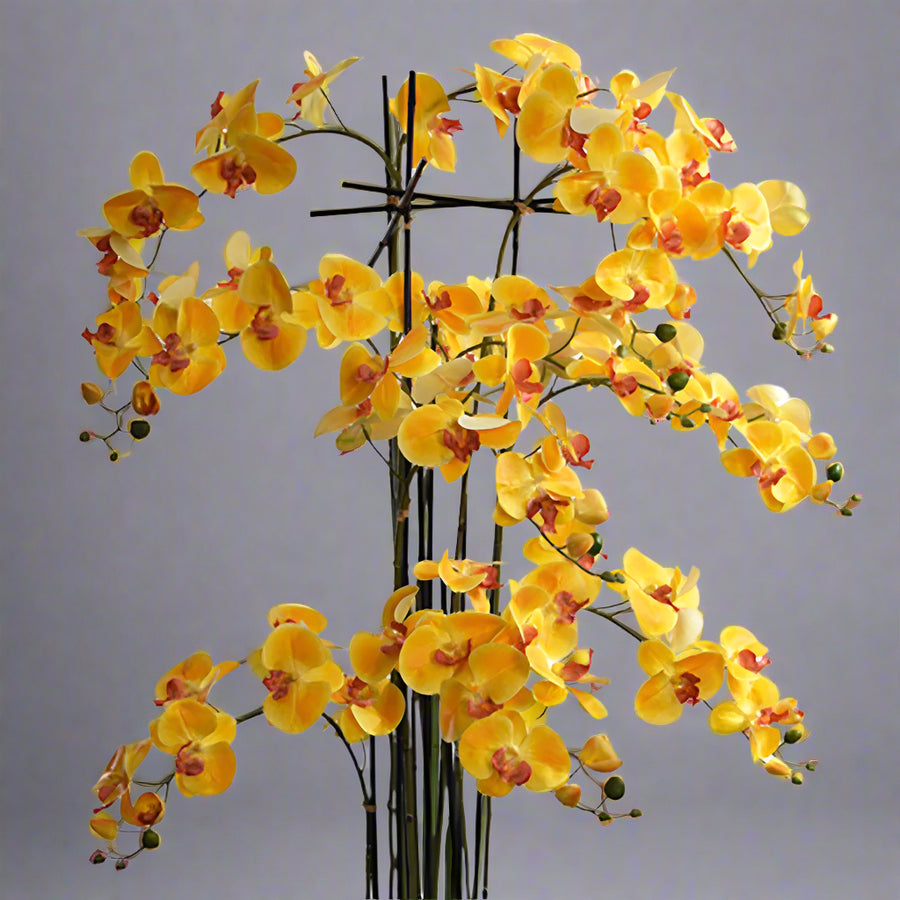 Extra magas, élethű sárga orchidea bimbókkal és levelekkel