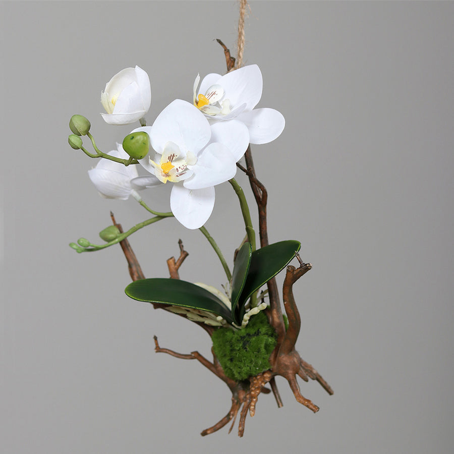 Teljes nézet a függeszthető, 32 cm magas fehér mű orchidea dekorációról.
