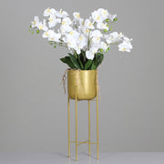 Teljes kompozíció: 100 cm magas mű orchidea aranyszínű kaspóban, elegáns megjelenéssel.