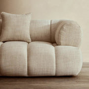 Krémszínű, 3 személyes formatervezett design kanapé.