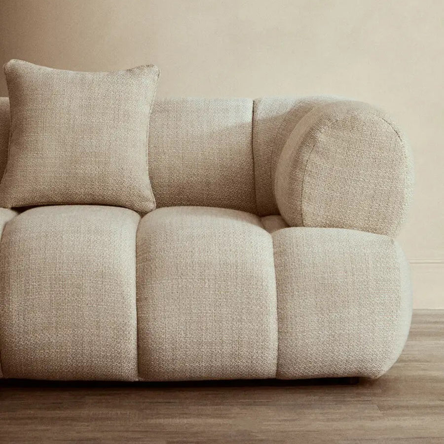 Krémszínű, 3 személyes formatervezett design kanapé.