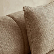 Krémszínű, 3 személyes formatervezett design kanapé.