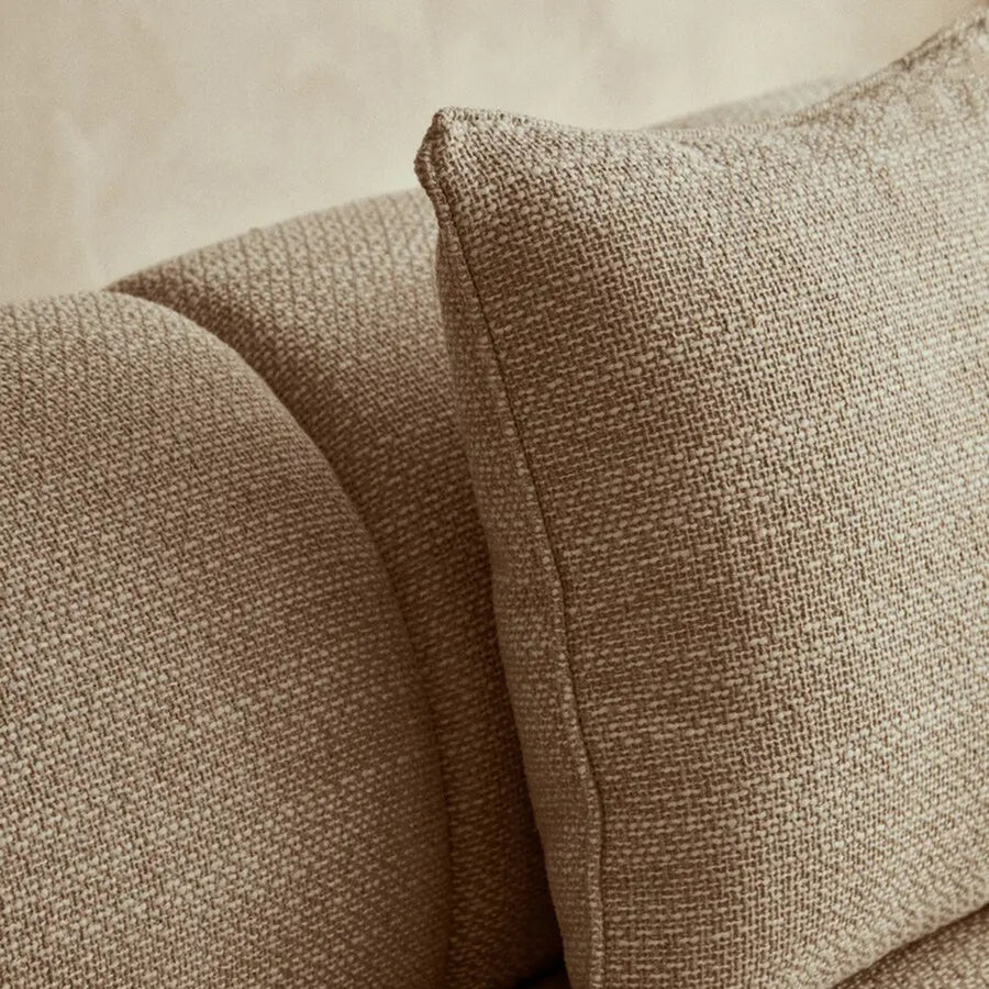 Krémszínű, 3 személyes formatervezett design kanapé.