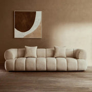 Krémszínű, 3 személyes formatervezett design kanapé.