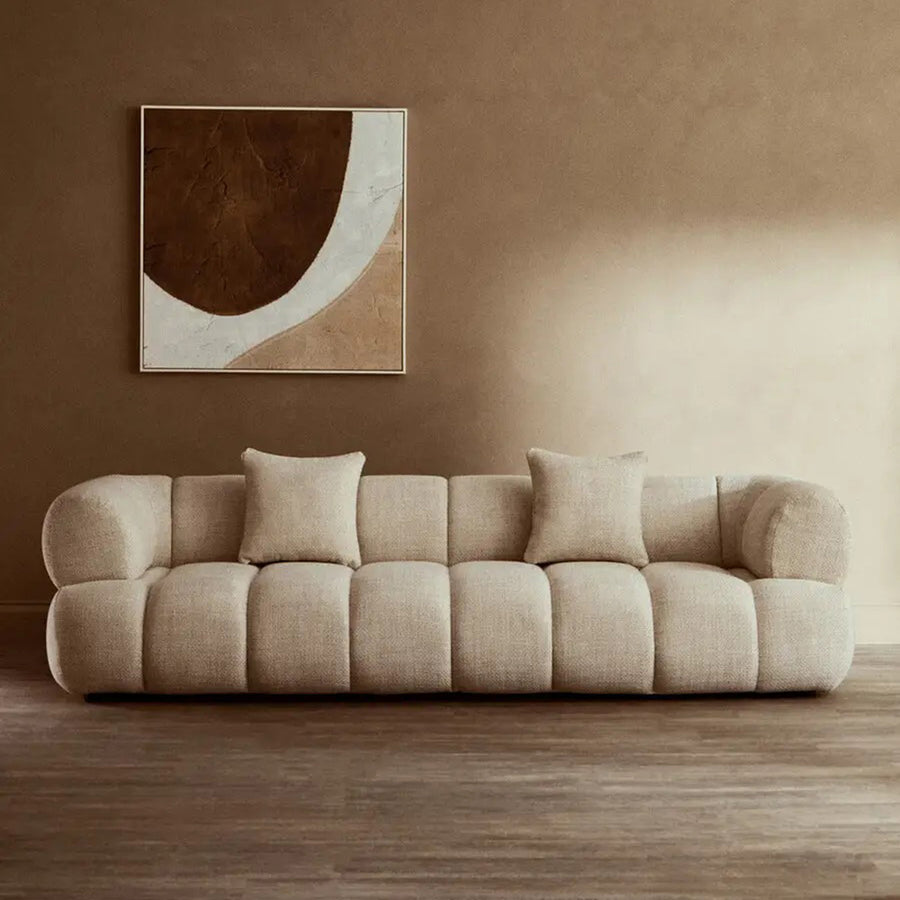 Krémszínű, 3 személyes formatervezett design kanapé.