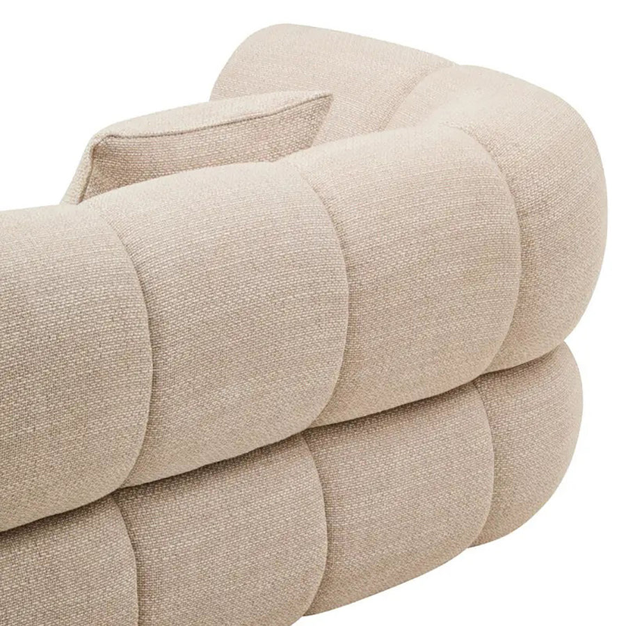 Krémszínű, 3 személyes formatervezett design kanapé.