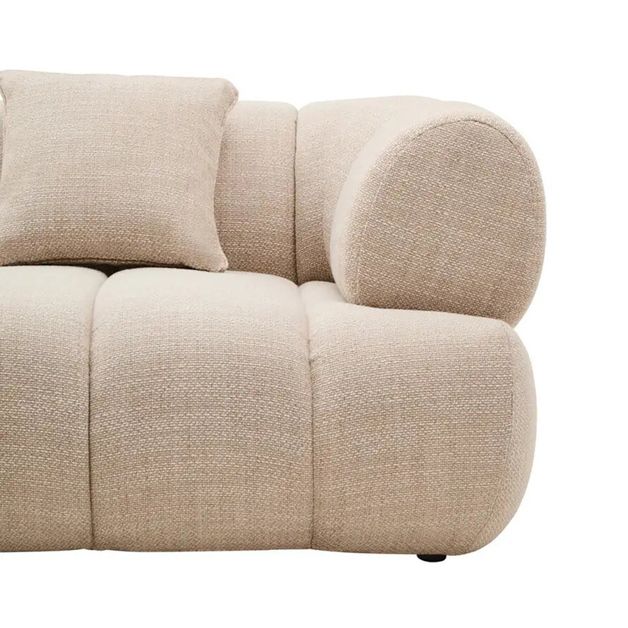 Krémszínű, 3 személyes formatervezett design kanapé.