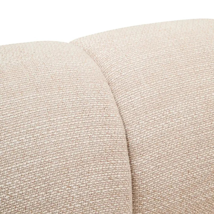 Krémszínű, 3 személyes formatervezett design kanapé.