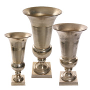 Öntött alumíniumból készült, aranyszínű óriás kaspó-váza.