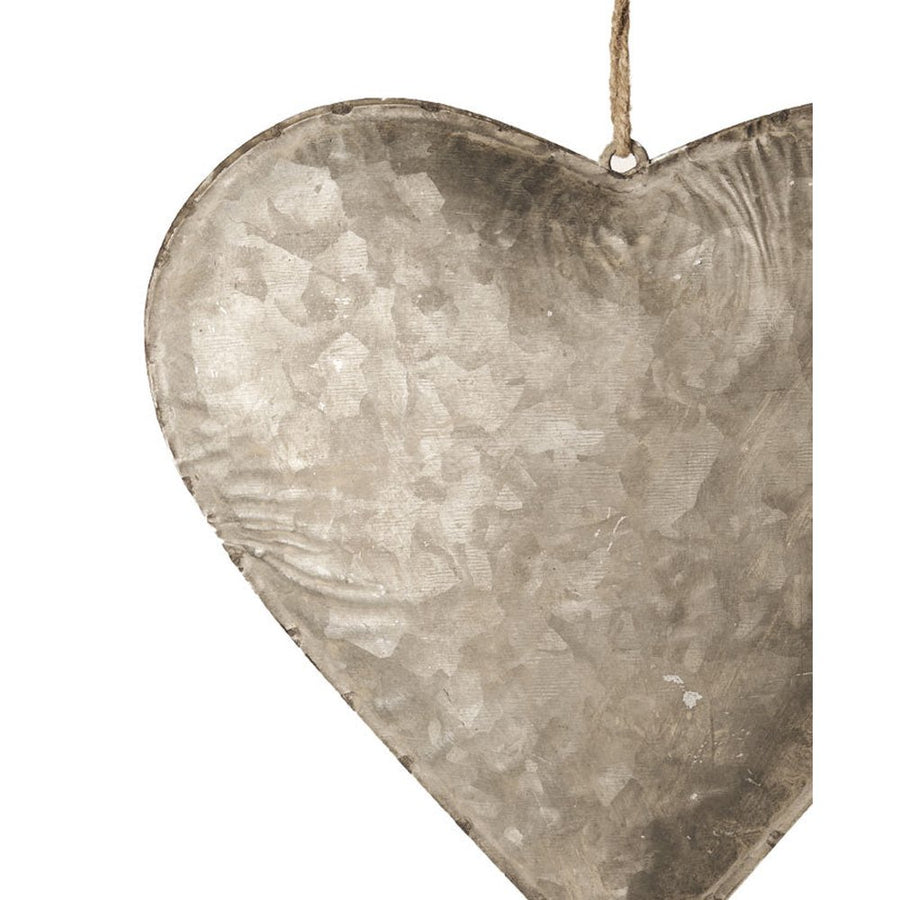 Nagyméretű, függeszthető bádog szív dekoráció.