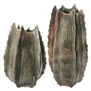 Modern, kortárs stílusú, barnászöld színárnyalatú, mázas kerámia váza..