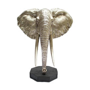 Ezüstszínű elefánt figura, fekete talapzaton..