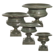 Öntött alumíniumból készült, kültérre is alkalmas, antik zöld színű nagy kaspó-váza.