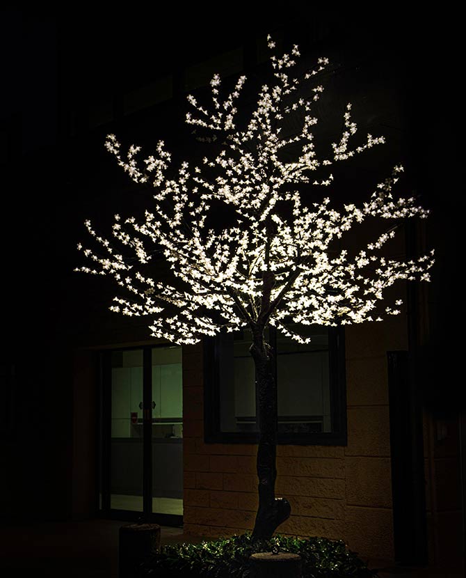 LED fényforrással kialakított, virágzó cseresznyefát idéző karácsonyi dekorációs fa.
