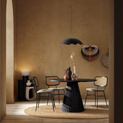 Mangófából készült, fekete színű, kerek formájú dizájn étkezőasztal.