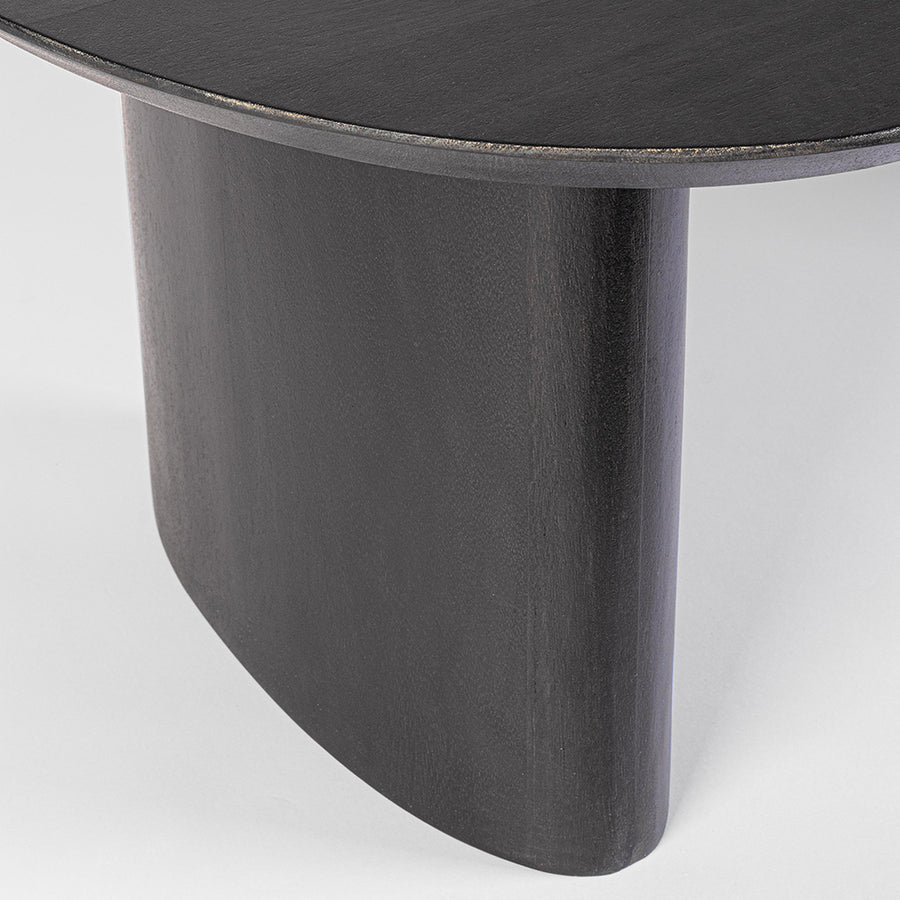 Mangófából készült, fekete színű, formatervezett dizájn dohányzóasztal.