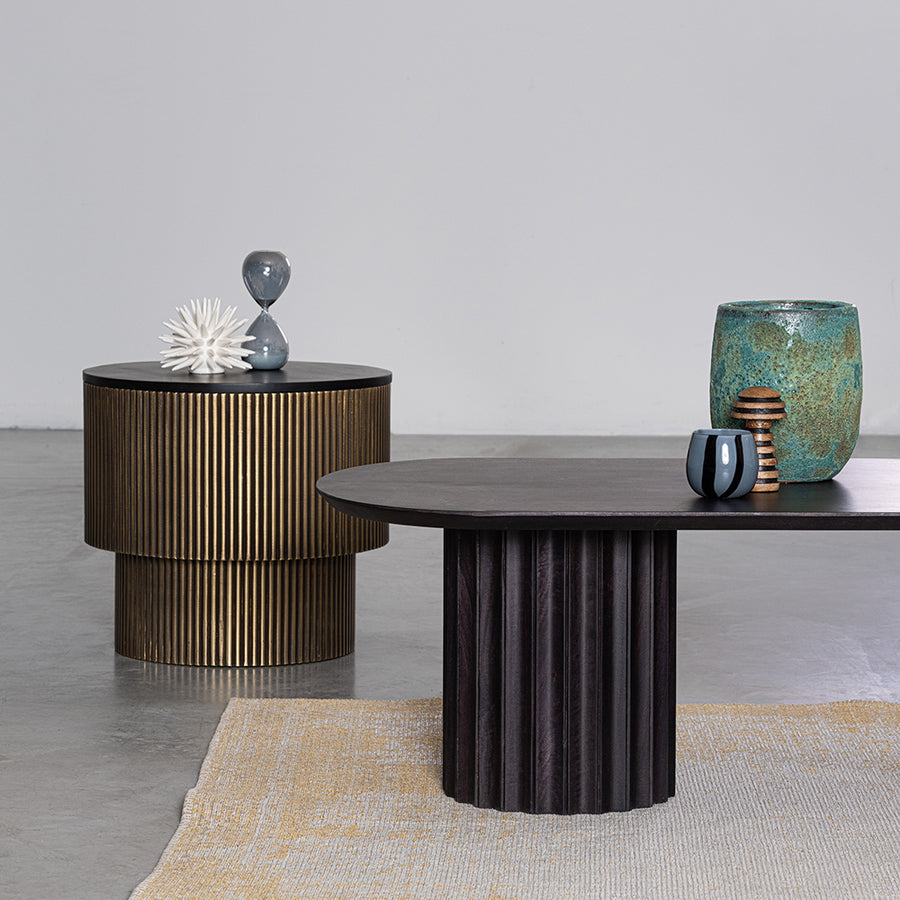 Mangófából készült, fekete színű, formatervezett dizájn dohányzóasztal.