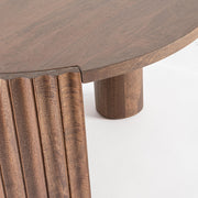 Mangófából készült, barna színű, formatervezett dizájn dohányzóasztal.