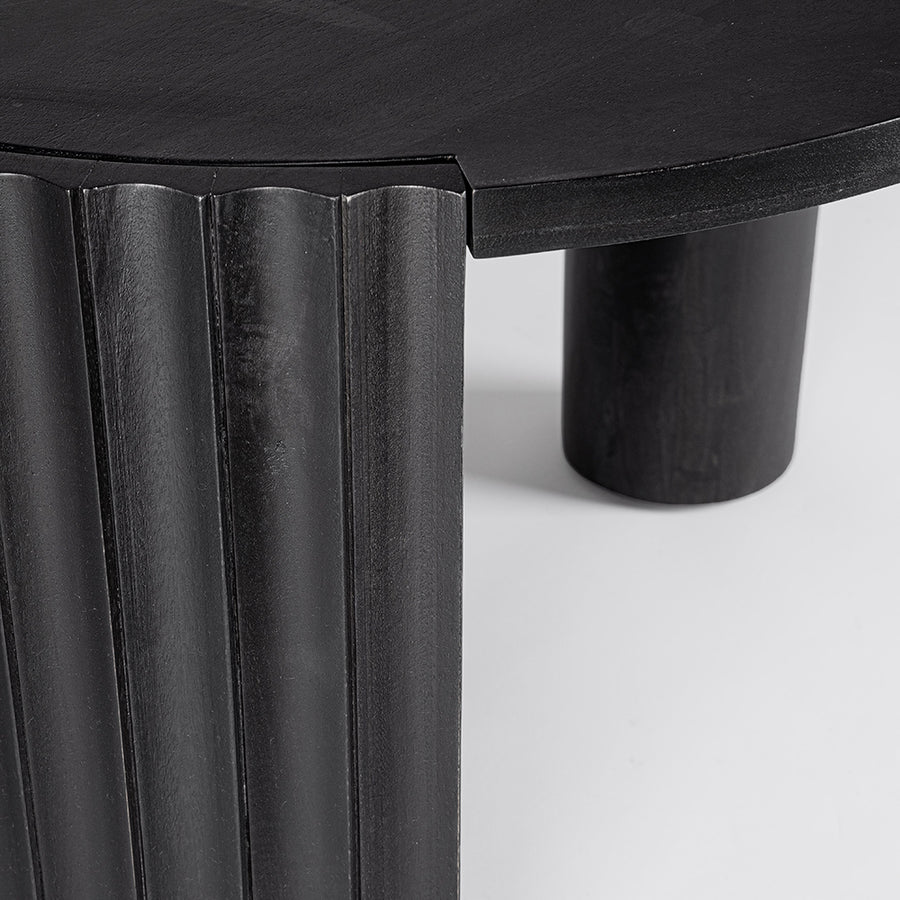 Mangófából készült, fekete színű, formatervezett dizájn dohányzóasztal