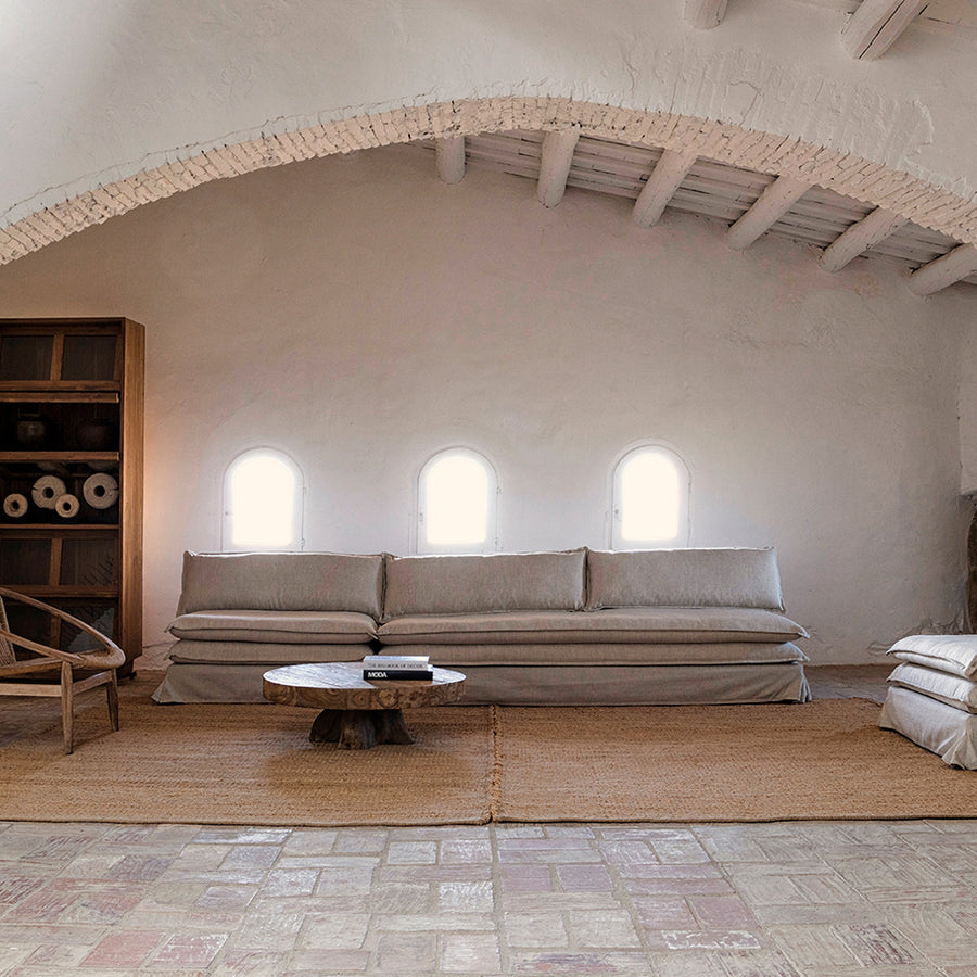 Törtfehér színű design kanapé.