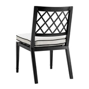 Matt fekete színű, porszórt alumíniumból készült, fehér színű Sunbrella ülőpárnával rendelkező, formatervezett kerti szék.