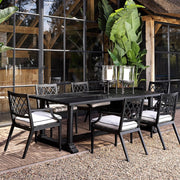 Matt fekete színű, porszórt alumíniumból készült, fehér színű Sunbrella ülőpárnával rendelkező, formatervezett kerti karosszék.