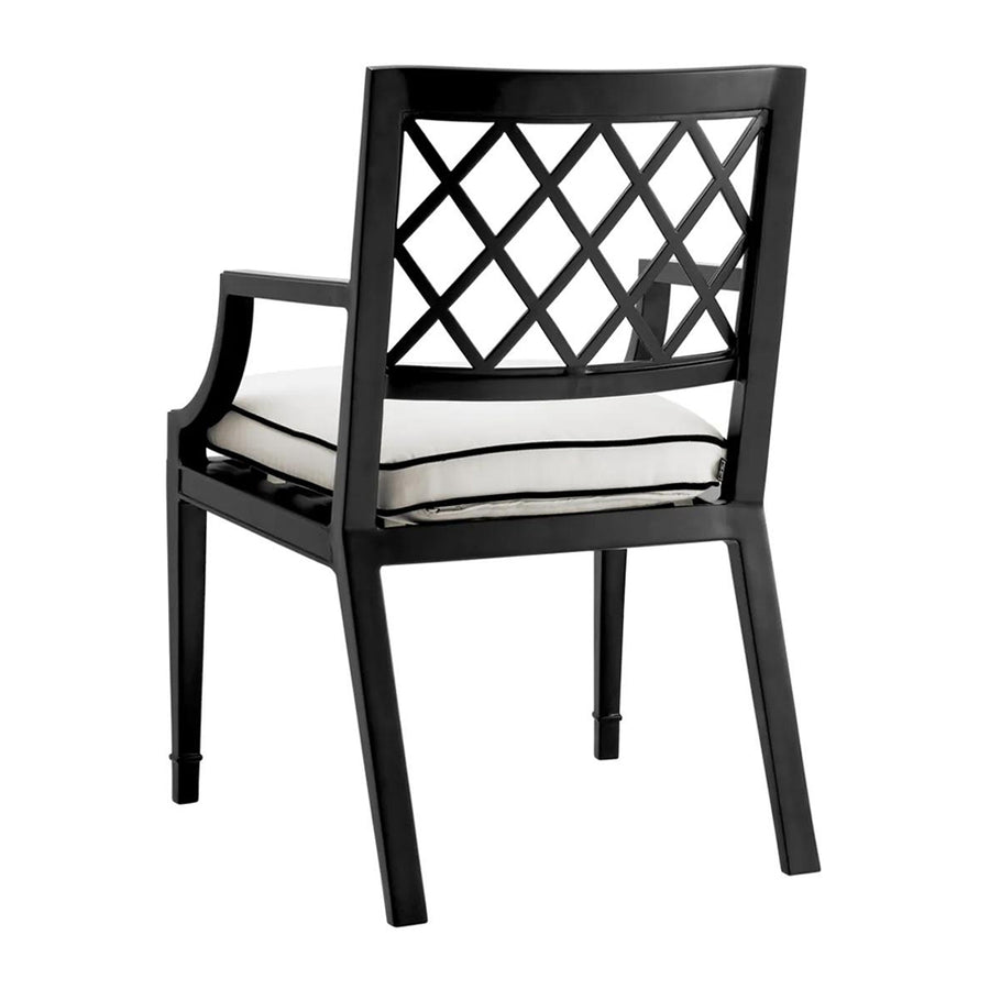 Matt fekete színű, porszórt alumíniumból készült, fehér színű Sunbrella ülőpárnával rendelkező, formatervezett kerti karosszék.