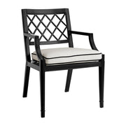 Matt fekete színű, porszórt alumíniumból készült, fehér színű Sunbrella ülőpárnával rendelkező, formatervezett kerti karosszék.