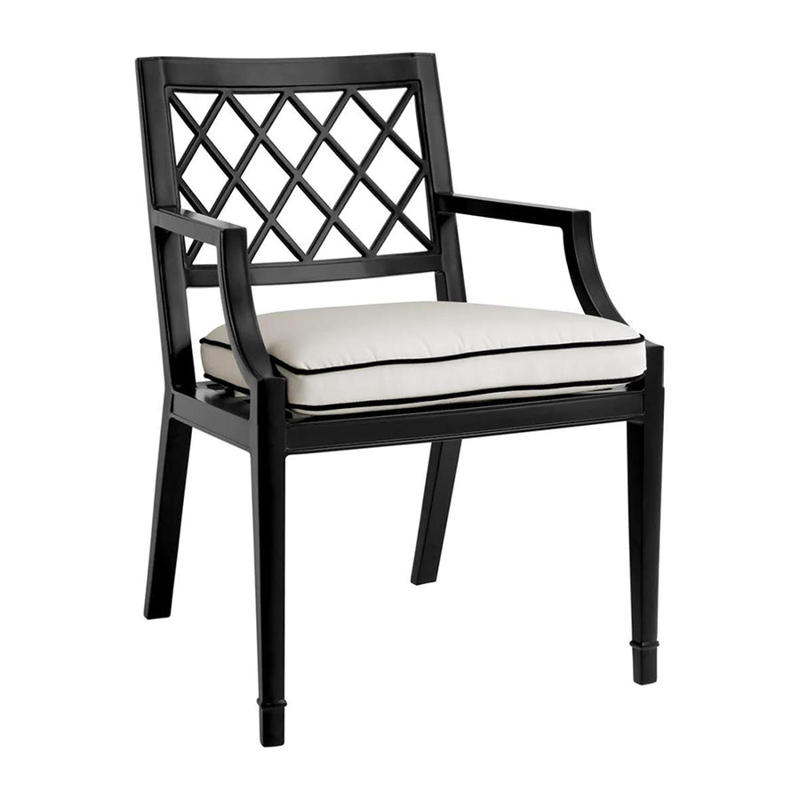 Matt fekete színű, porszórt alumíniumból készült, fehér színű Sunbrella ülőpárnával rendelkező, formatervezett kerti karosszék.