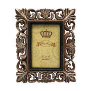 Barokkos levéldíszekkel díszített, antikot felületű, pezsgőszínű asztali fényképtartó képkeret.