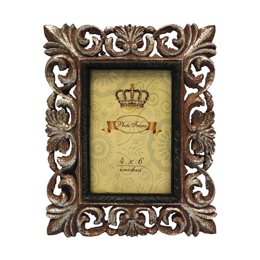 Barokkos levéldíszekkel díszített, antikot felületű, pezsgőszínű asztali fényképtartó képkeret.