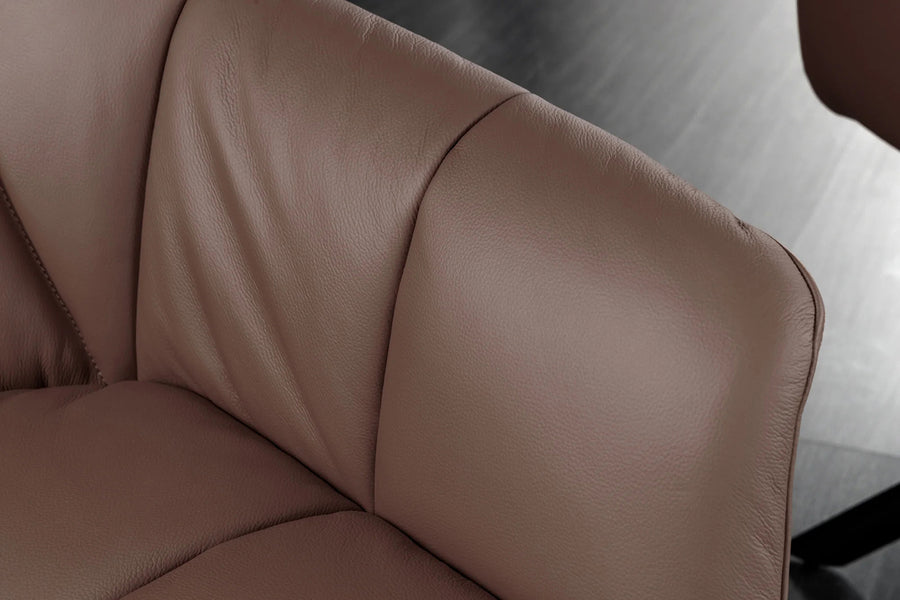 Barna színű, valódi bőrrel kárpitozott, 180 fokban forgatható, design szék.