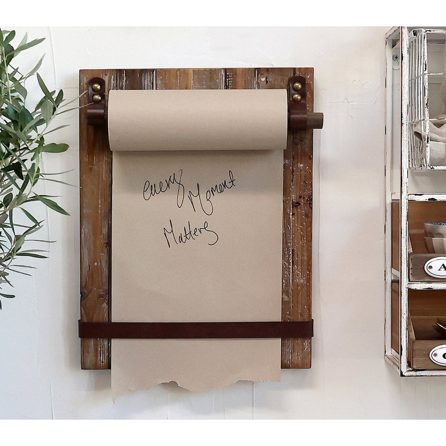 Natúrszínű, 70 grammos, 40 méter hosszú, felíró papírtekercs.