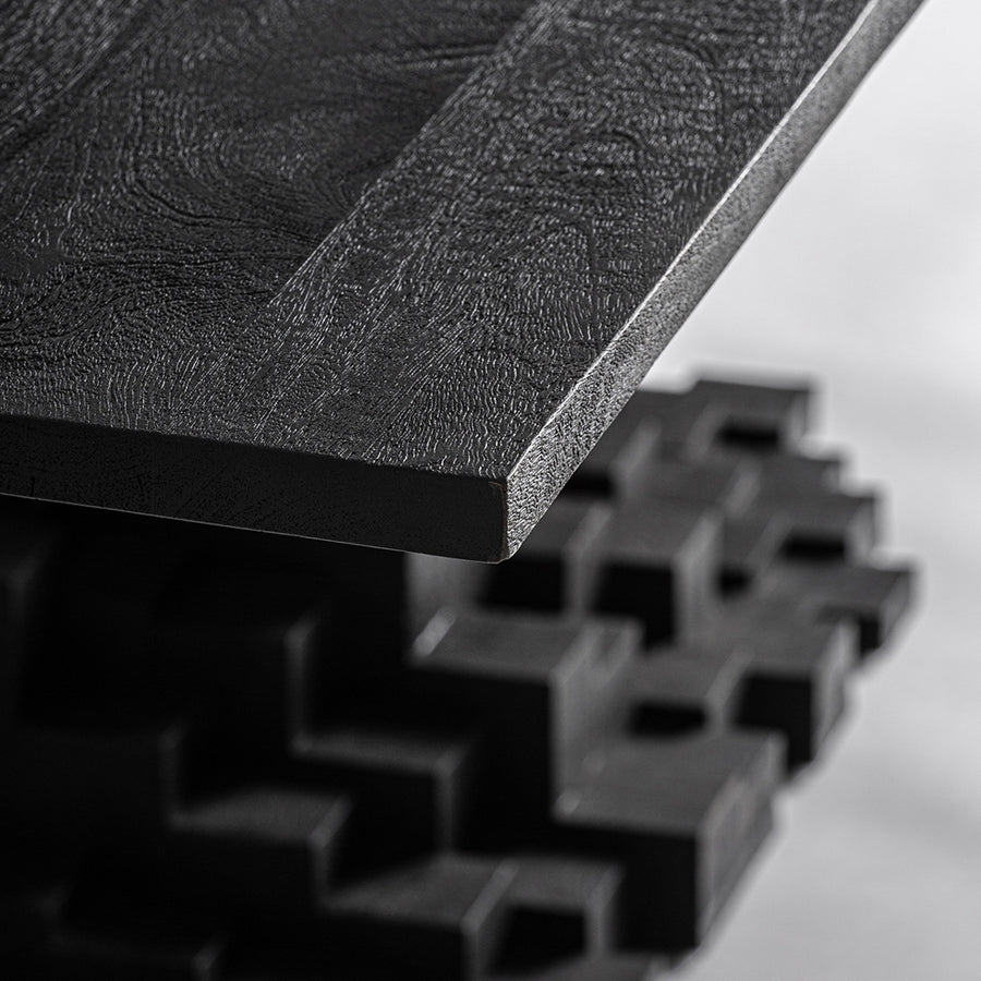 mangófa étkezőasztal részlet homokfúvott fekete felülettel